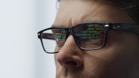 Brille-Eines-Softwareentwicklers,-Die-Terminalcode-Aus-Der-Nähe-Reflektiert.-IT-Mann-Arbeitet-Mit-Hackern