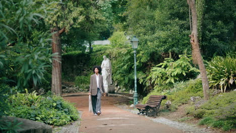 Mujer-Caminando-Sola-Por-El-Callejón-Del-Parque-De-La-Ciudad.-Dama-Afroamericana-Disfrutar-De-La-Naturaleza-Verdor