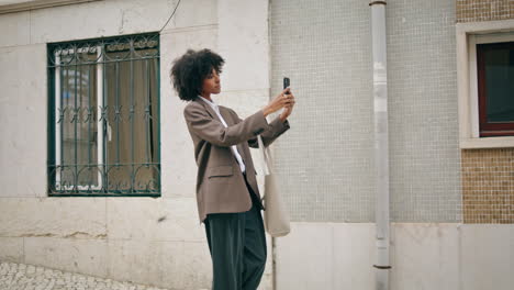 Frau-Macht-Selfie-Auf-Der-Straße.-Afroamerikanische-Dame-Macht-Foto-Mit-Telefon.
