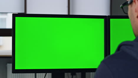 Zwei-Grüne-PC-Monitore-Im-Büro-In-Nahaufnahme.-Professioneller-Designer-Manager-Arbeitet