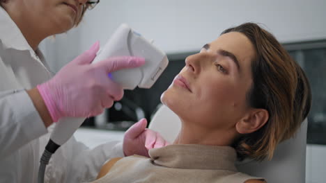 Frau-Erhält-Ultraschalltherapie-Im-Schönheitssalon,-Nahaufnahme.-Ultraschallbehandlung