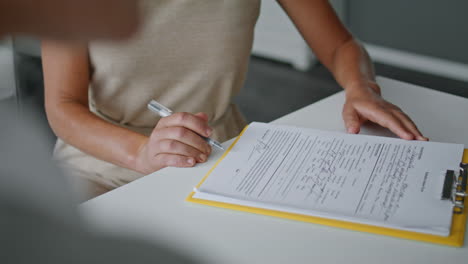 Frauenhände-Unterschreiben-Papiere,-Sitzend-Am-Tisch,-Nahaufnahme.-Mädchen-Schreibt-Dokumente.