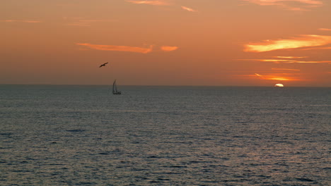 Wunderschöner-Goldener-Sonnenaufgang-Am-Meer-Im-Sommer.-Einsames-Boot-Segelt-Bei-Ruhigem-Sonnenuntergang-Auf-Dem-Meer.
