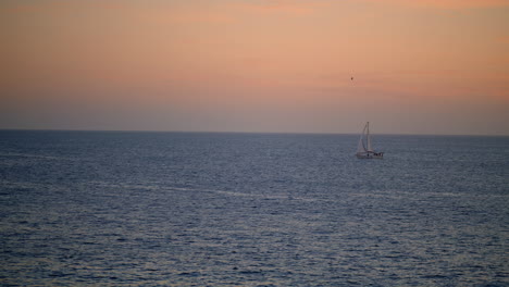 Romantischer-Rosa-Sonnenuntergang-Am-Meer-Im-Sommerurlaub.-Weiße-Jacht-Segelt-Ruhiges-Wasser
