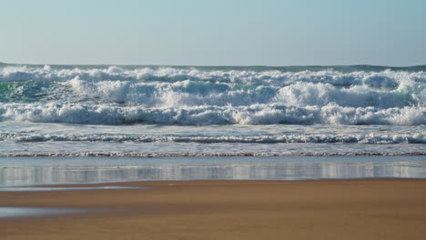 Stürmische-Wellen-Brechen-An-Einem-Sonnigen-Tag-Am-Strand.-Gefährliches-Meerwasser-Rollt-Auf-Sand