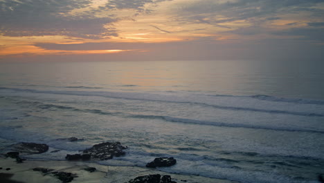 Stimmungsvoller-Abendblick-Auf-Den-Strand-Bei-Sonnenuntergang.-Ruhiges,-Bewölktes-Dämmerungswetter-An-Der-Küste.