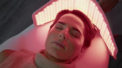Frau-Liegt-In-Einer-Kosmetikklinik-Bei-LED-Therapie,-Nahaufnahme.-Photodynamisches-Verfahren.