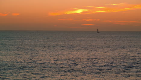 Beautiful-ocean-horizon-dawn-in-pastel-colours.-Romantic-yacht-sailing-morning