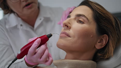 Skin-rejuvenation-innovative-technology-in-cosmetic-clinic-for-woman-close-up.