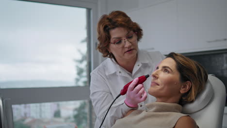 Hardware-professionelle-Gesichtsbehandlung-Durch-Dermatologen-In-Der-Klinik,-Nahaufnahme