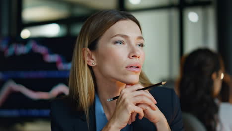 Closeup-invest-manager-contemplating-sales-business.-Pensive-woman-look-solution