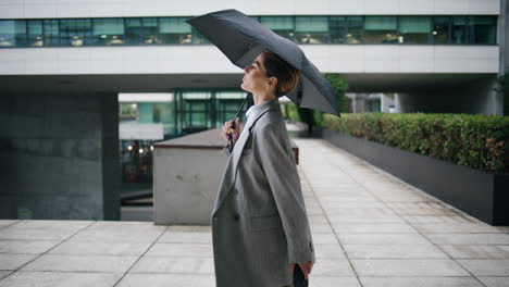 Elegante-Frau-Zu-Fuß-An-Einem-Regnerischen-Tag-Mit-Regenschirm.-Selbstbewusste-Geschäftsfrau-Spaziert
