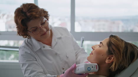Modernes-Ultraschall-Hautpflegeverfahren-In-Der-Schönheitsklinik,-Nahaufnahme.-Lifting-Therapie.