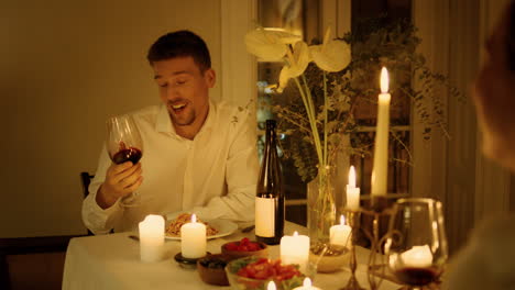 Gestikulierender-Kerl,-Der-Ein-Romantisches-Abendessen-In-Nahaufnahme-Plaudert.-Verliebte-Trinken-Weinglas