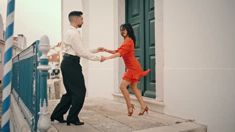 Hot-professional-dancers-performing-salsa-on-city-street.-Performers-dancing.