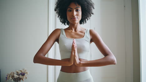 Ruhige-Frau,-Die-Zu-Hause-Namaste-Gestikuliert,-Nahaufnahme.-Afrikanisches-Yoga-Modell-Meditiert