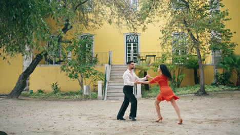 Pareja-De-Profesionales-Realizando-Danza-Latina-En-El-Parque-De-La-Ciudad.-Artistas-Bailando-Salsa