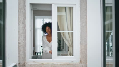 Afrikanisches-Modell-Mit-Geschlossenem-Fenster-Im-Wohnzimmer.-Glückliche-Frau-Verbringt-Den-Morgen-Zu-Hause