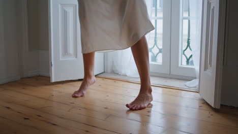 Barefoot-girl-feet-moving-cozy-apartment-close-up.-Unrecognizable-woman-dancing