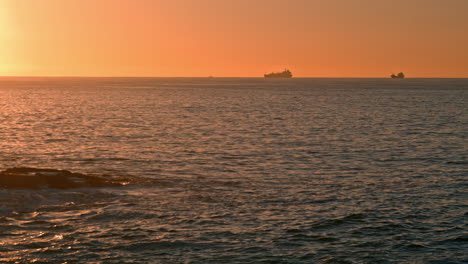 Fähre-Silhouette-Segeln-Ozean-Bei-Sonnenaufgang-Zeit.-Ruhiges-Wasser-Wäscht-Goldenen-Strand