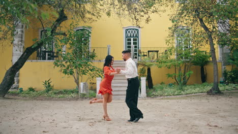 Pareja-De-Bailarines-De-Samba-Realizando-Bailes-Enérgicos-En-La-Calle.-Pareja-Bailando-Latino.