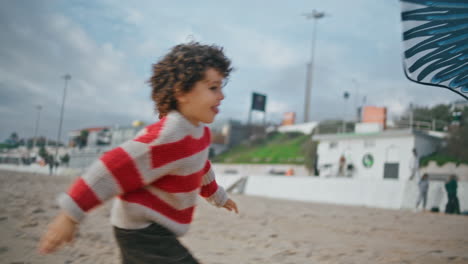 Niño-Sonriente-Corriendo-En-La-Playa-El-Fin-De-Semana-De-Otoño.-Niño-Juguetón-Disfrutando-De-Las-Vacaciones