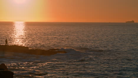 Menschliche-Silhouette,-Die-Den-Sonnenaufgang-Am-Meer-Beobachtet.-Fähre,-Segeln,-Morgendämmerung,-Ruhiges-Wasser