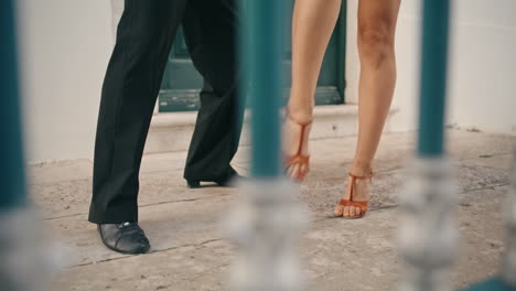Beine-Latino-Paar-Tanzt-Auf-Straßenpflaster,-Nahaufnahme.-Tänzer-üben-Schritte