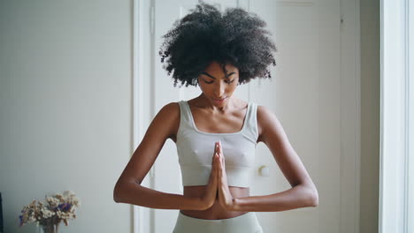 Friedliches-Mädchen-Praktiziert-Yoga-Im-Innenbereich,-Nahaufnahme.-Afrikanische-Frau-Meditiert-Namaste