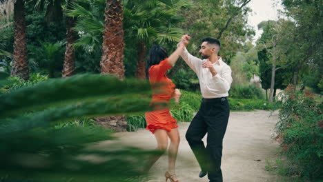 Bailarines-De-Estilo-Latino-Realizando-Danzas-Ardientes-En-Un-Parque-Verde.-Pareja-Disfruta-De-La-Samba.
