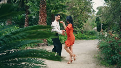 Artistas-Profesionales-Bailando-Danza-Latinoamericana-En-El-Jardín.-Socios-Que-Actúan