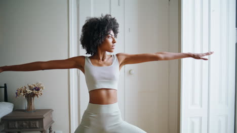 Ruhiges-Modell,-Das-Zu-Hause-Yoga-Praktiziert.-Afrikanische-Sportlerin,-Die-Ihren-Körper-Streckt-Und-Eine-Pose-Macht