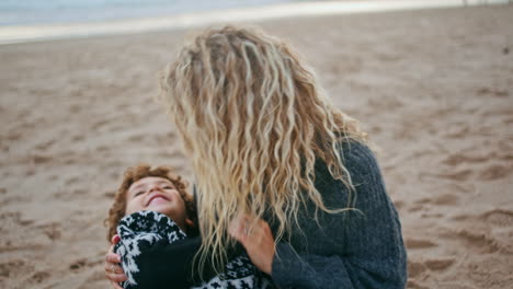 Liebevolle-Mutter,-Die-Spaß-Mit-Süßem-Kleinen-Sohn-Am-Strand-Hat,-Nahaufnahme.-Glückliches-Kind-Ruht-Sich-Aus