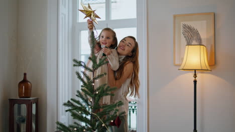 Entzückende-Familie-Bereitet-Weihnachten-Im-Haus-Vor,-Nahaufnahme.-Mädchen-Stellt-Weihnachtsbaum-Auf