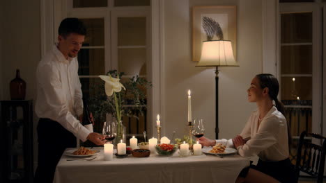 Lächelnde-Familie-Probiert-Wein-Bei-Einem-Romantischen-Abendessen-In-Nahaufnahme.-Paar-Toastgläser