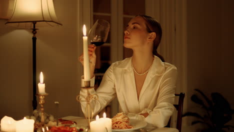 Elegante-Dame,-Die-Ein-Glas-Wein-Und-Ein-Romantisches-Abendessen-Probiert,-Nahaufnahme.-Frau-Trinkt-Alkohol