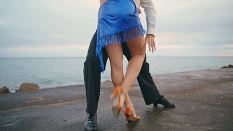 Füße-Unbekanntes-Tanzpaar-Führt-Lateinamerikanische-Choreographie-An-Bewölktem-Ufer-Aus-Nächster-Nähe-Auf