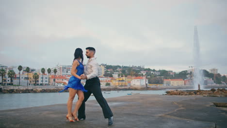 Leidenschaftliches-Paar-Führt-Lateinamerikanischen-Tanz-Auf-Einer-Böschung-Auf.-Paartanz