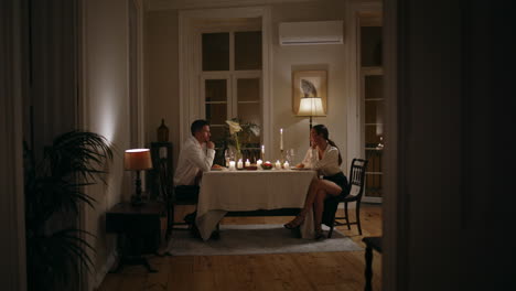Liebespaar-Romantischen-Abend-Zu-Hause.-Liebhaber-Genießen-Abendessen-Mit-Kerzen