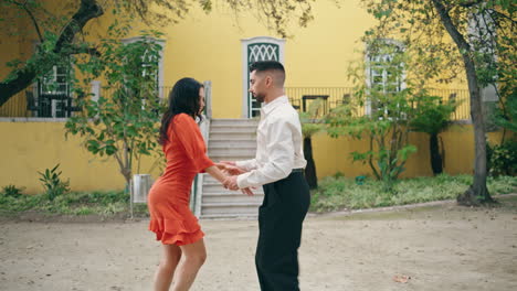 Felices-Artistas-Latinos-Bailando-Sensual-Y-Enérgica-Danza-Frente-Al-Edificio-De-La-Ciudad.