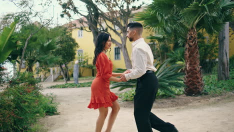 Hermosa-Pareja-Practicando-Samba-En-El-Jardín.-Artistas-Bailando-Estilo-Latino.