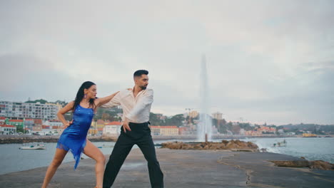 Pareja-Activa-Bailando-Coreografía-Latina-En-El-Día-Nublado-Del-Terraplén.-Bailarines-Ardientes