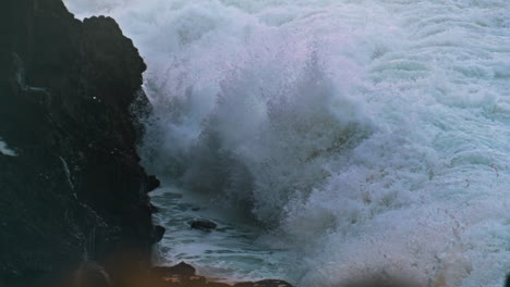 An-Einem-Stürmischen-Tag-Treffen-Plätschernde-Wellen-Auf-Eine-Klippe.-Mächtiger-Ozean-Bricht-An-Der-Küste