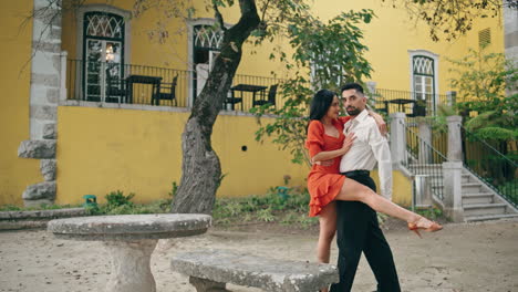 Bailarines-Latinos-Calientes-Posando-En-El-Día-De-Verano-Del-Parque-De-La-Ciudad.-Mujer-Apoyada-En-Pareja.