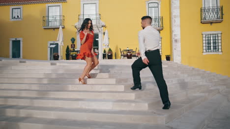 Leidenschaftliches-Hispanisches-Paar-Tanzt-Heiße-Choreographie-Im-Lateinamerikanischen-Stil-Auf-Straßentreppen