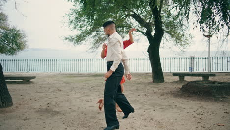 Dos-Bailarines-Realizando-Danza-Latina-En-El-Parque-De-La-Ciudad.-Artistas-Moviéndose-Bailando-Samba