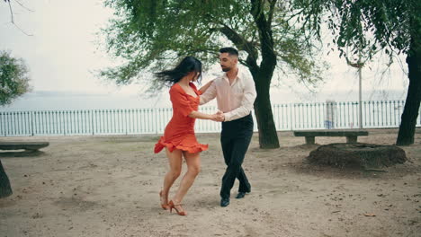 Leidenschaftliches-Latino-Paar-Tanzt-An-Einem-Sommertag-Im-Stadtpark.-Paar-Führt-Salsa-Auf.