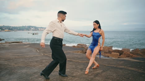Bailarina-Callejera-Practicando-Tango-En-El-Océano-Nublado.-Pareja-Enfocada-Realizando-Danza.