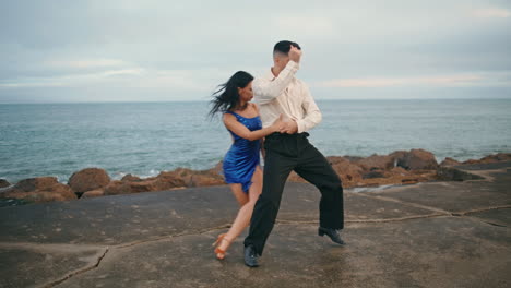 Bailarines-Calientes-Interpretando-Tango-En-Un-Terraplén-Nublado.-Artistas-Bailando-Latino.