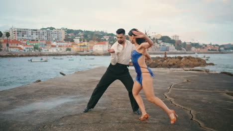 Paare-Tanzen-Tango-An-Der-Küste,-Bewölkter-Tag.-Heiße-Künstler-üben-Latino-Tanz.